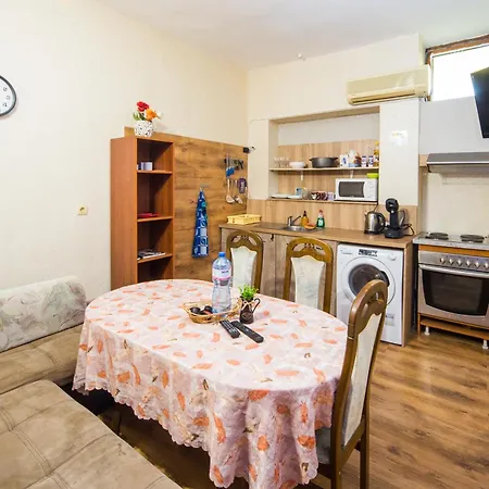 The Square - 2 Bedrooms Retro Flat With Great Location, 1st Fl Apartment