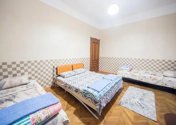 The Square - Old Flat With 2 Bedrooms, 1st Fl *