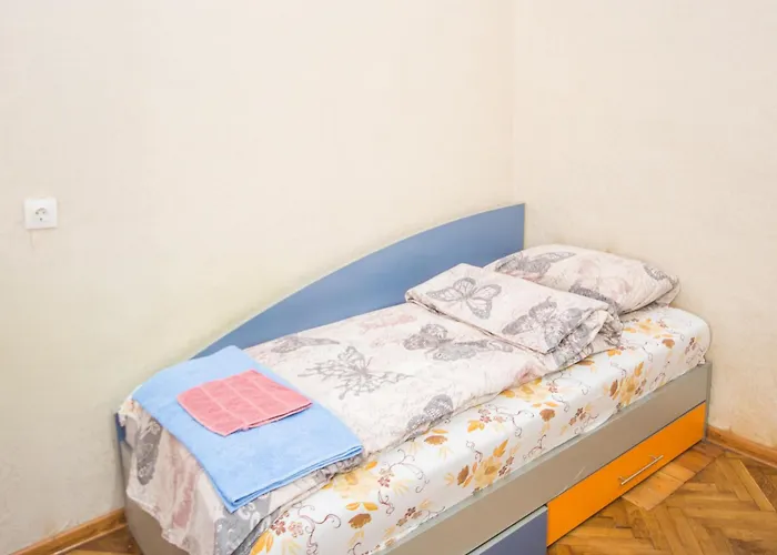 Апартамент The Square - Old Flat With 2 Bedrooms, 1st Fl *