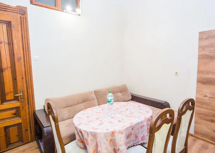 Апартамент The Square - Old Flat With 2 Bedrooms, 1st Fl *