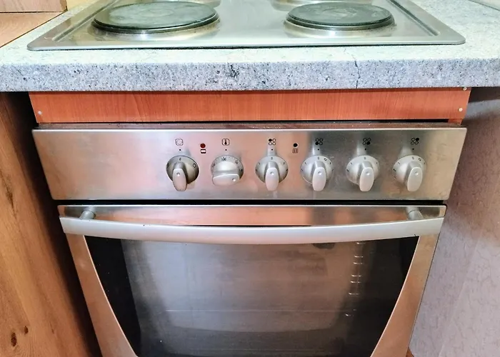 Апартамент The Square - Old Flat With 2 Bedrooms, 1st Fl