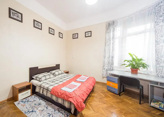 Апартамент The Square - Old Flat With 2 Bedrooms, 1st Fl